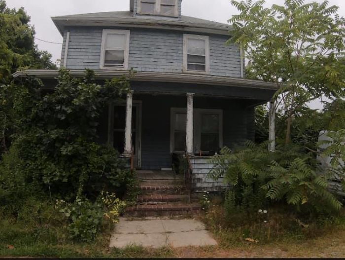 Electrician Fixes 72 Y.O. Woman’s Lights, Then Enlists Entire Community To Fix Her Broken-Down House For Free