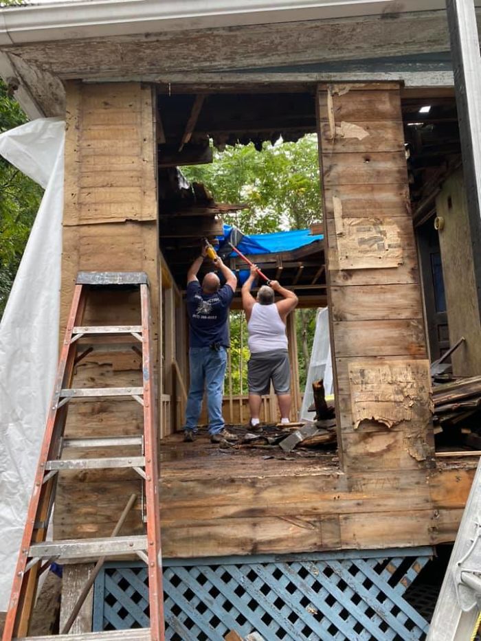 Electrician Fixes 72 Y.O. Woman’s Lights, Then Enlists Entire Community To Fix Her Broken-Down House For Free