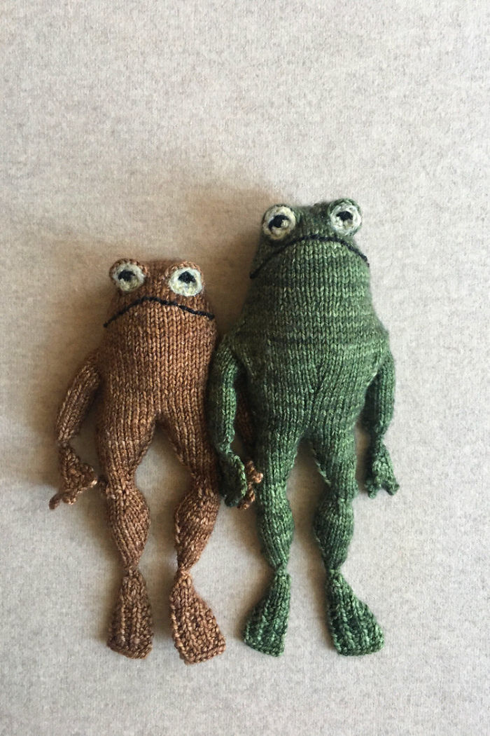 People Can't Get Enough Of These Knitted Frog And Toad Plushies Created By Knitter Kristina McGowan