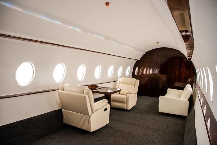 Turns Out, Influencers Are Using Studio Sets To Make Them Look Like They're Flying On Private Planes And Here're 6 Examples Turns Out, Influencers Are Using Studio Sets To Make Them Look Like They're Flying On Private Planes And Here're 6 Examples