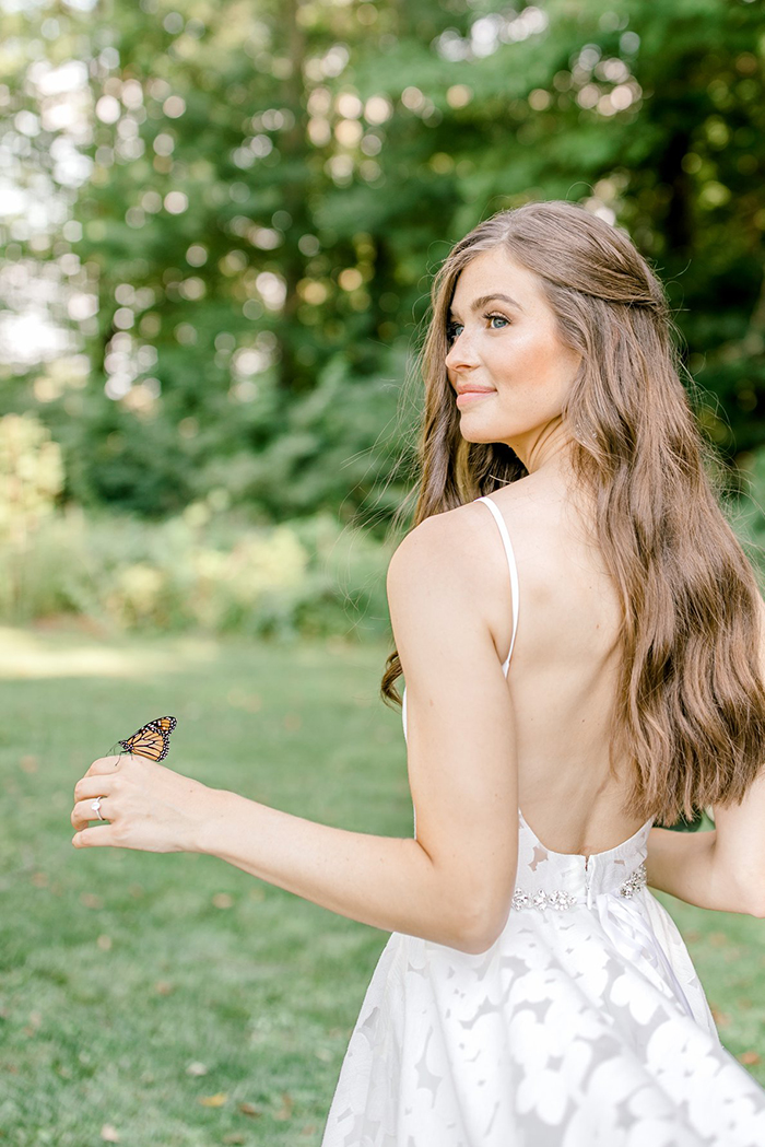 Couple's Wedding Photoshoot Gets A Fairytale-Like Twist After A Monarch Butterfly Joins In Couple's Wedding Photoshoot Gets A Fairytale-Like Twist After A Monarch Butterfly Joins In