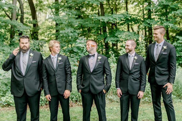Couple's Wedding Photoshoot Gets A Fairytale-Like Twist After A Monarch Butterfly Joins In Couple's Wedding Photoshoot Gets A Fairytale-Like Twist After A Monarch Butterfly Joins In