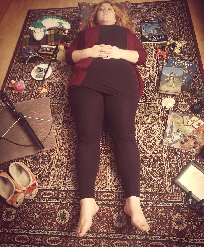 People Show What Items They Value The Most, Pose With Them As If They Were Buried As Per Old Burial Traditions People Show What Items They Value The Most, Pose With Them As If They Were Buried As Per Old Burial Traditions