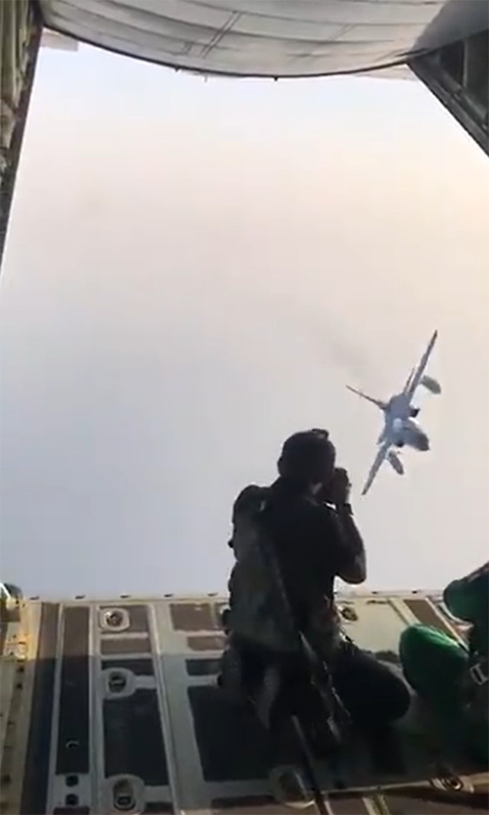 This Journalist Shared Behind-The-Scenes Videos Of How Military Jet Fighters Are Photographed This Journalist Shared Behind-The-Scenes Videos Of How Military Jet Fighters Are Photographed