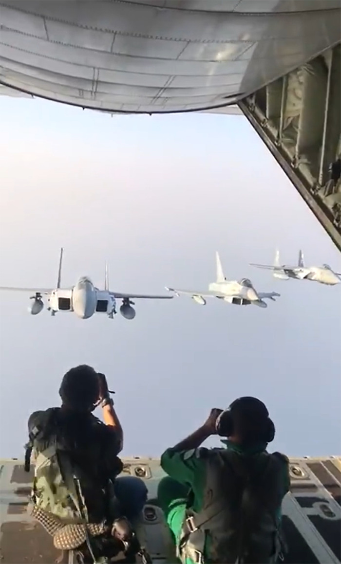This Journalist Shared Behind-The-Scenes Videos Of How Military Jet Fighters Are Photographed This Journalist Shared Behind-The-Scenes Videos Of How Military Jet Fighters Are Photographed