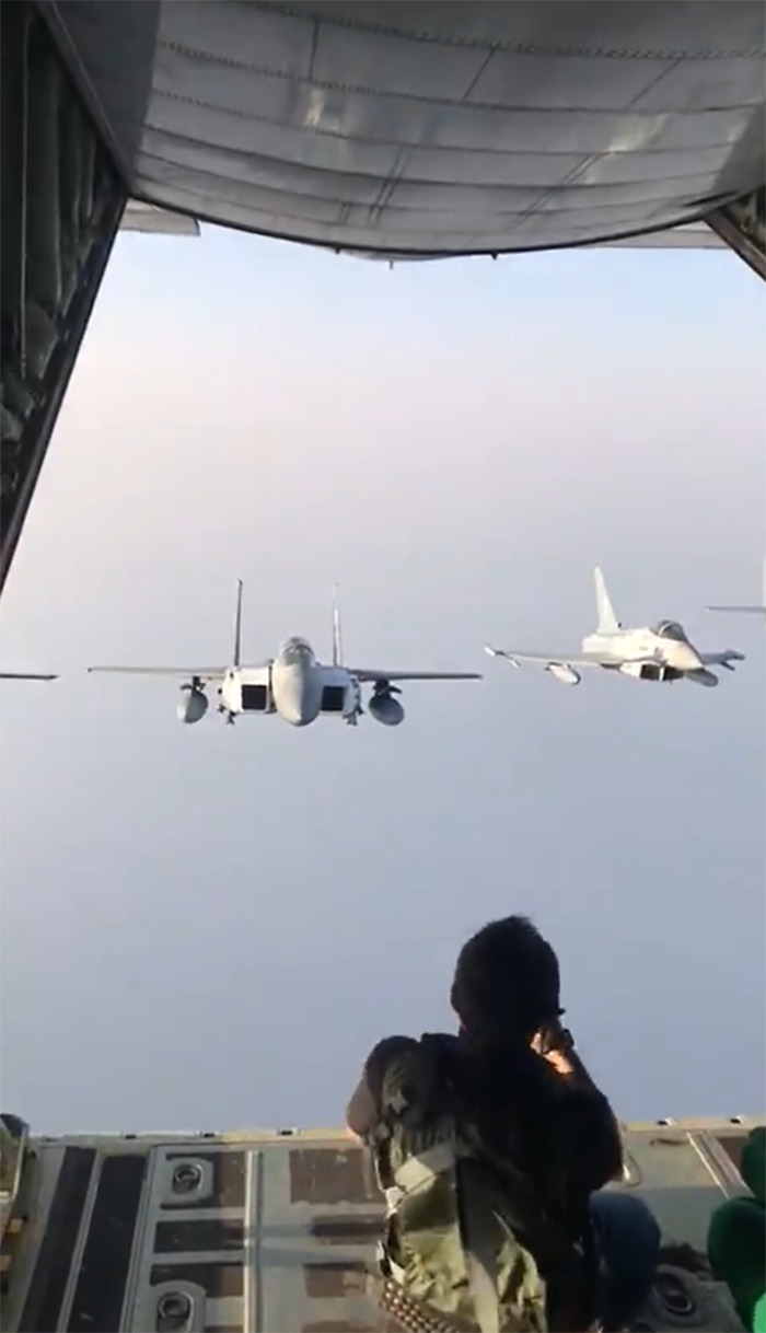 This Journalist Shared Behind-The-Scenes Videos Of How Military Jet Fighters Are Photographed This Journalist Shared Behind-The-Scenes Videos Of How Military Jet Fighters Are Photographed