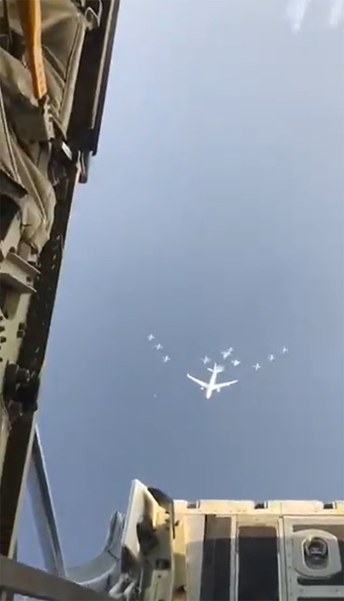 This Journalist Shared Behind-The-Scenes Videos Of How Military Jet Fighters Are Photographed This Journalist Shared Behind-The-Scenes Videos Of How Military Jet Fighters Are Photographed