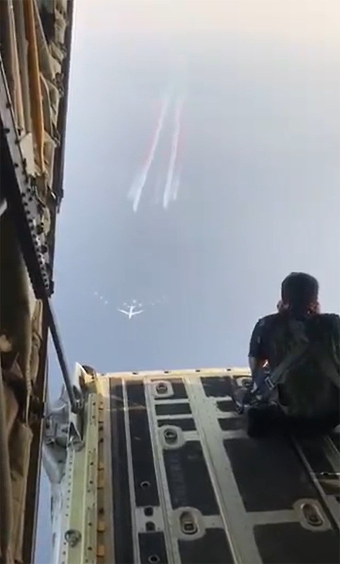 This Journalist Shared Behind-The-Scenes Videos Of How Military Jet Fighters Are Photographed This Journalist Shared Behind-The-Scenes Videos Of How Military Jet Fighters Are Photographed