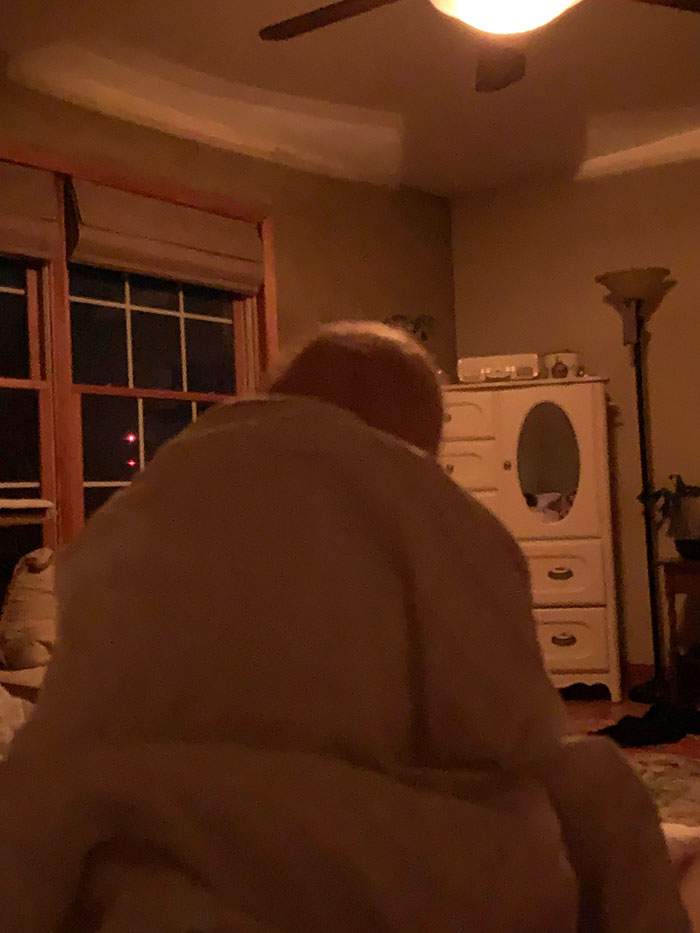 My Boyfriend’s Knee Makes It Look Like A Tiny Old Man Is Sitting On My Bed