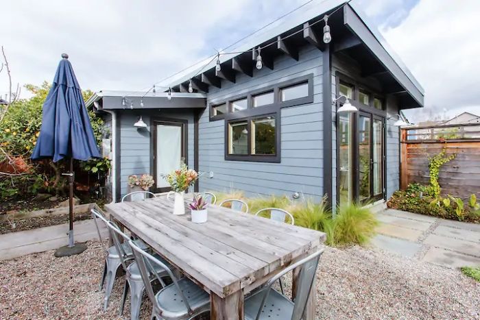 Couple Converted Their 280 Sqft Garage In To Stunning Airbnb Guest House . Couple Converted Their 280 Sqft Garage In To Stunning Airbnb Guest House .