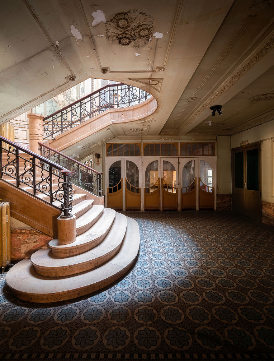 I Visited This Abandoned Movie Theater To Capture These 16 Photographs