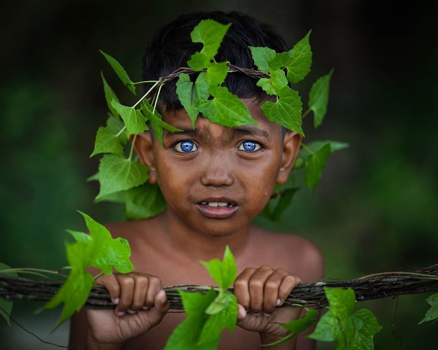 Photographer Discovers Members Of An Indonesian Tribe Who Have The Bluest Eyes Ever Seen