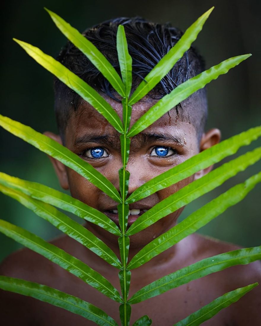 Photographer Discovers Members Of An Indonesian Tribe Who Have The Bluest Eyes Ever Seen