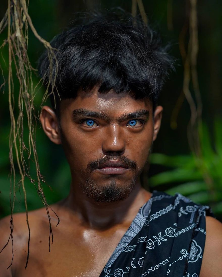 Photographer Discovers Members Of An Indonesian Tribe Who Have The Bluest Eyes Ever Seen