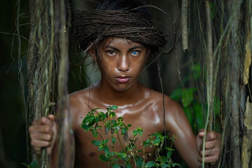 Photographer Discovers Members Of An Indonesian Tribe Who Have The Bluest Eyes Ever Seen