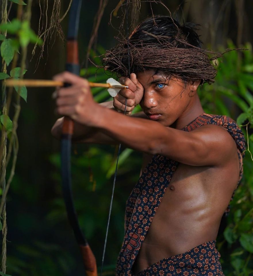 Photographer Discovers Members Of An Indonesian Tribe Who Have The Bluest Eyes Ever Seen