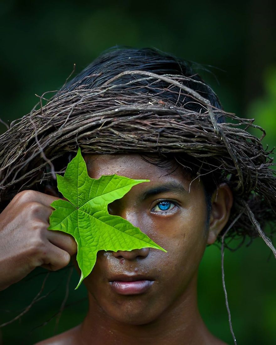 Photographer Discovers Members Of An Indonesian Tribe Who Have The Bluest Eyes Ever Seen