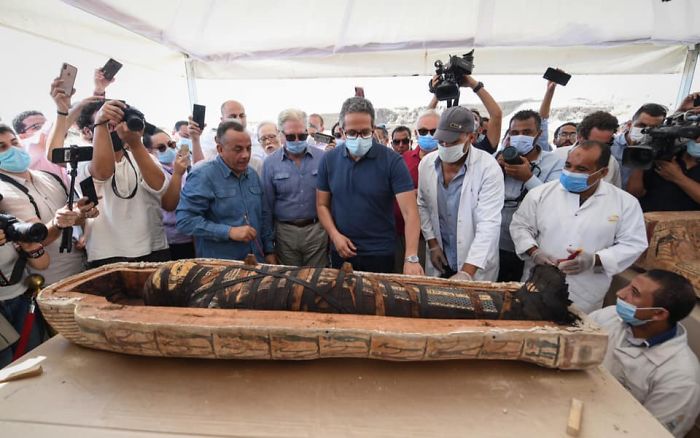 Egyptian Archaeologists Unseal A 2,500-Year-Old Sarcophagus And Cause The Internet To Freak Out Egyptian Archaeologists Unseal A 2,500-Year-Old Sarcophagus And Cause The Internet To Freak Out