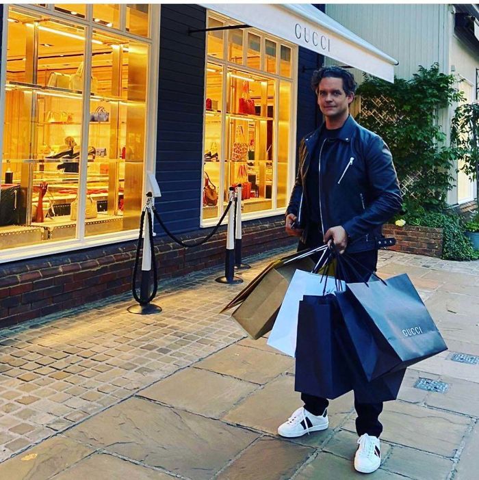 He Forgot To Open Up The Bag On The Far Left! Carrying Around A Bunch Of Empty Bags Pretending Like He’s A Baller!