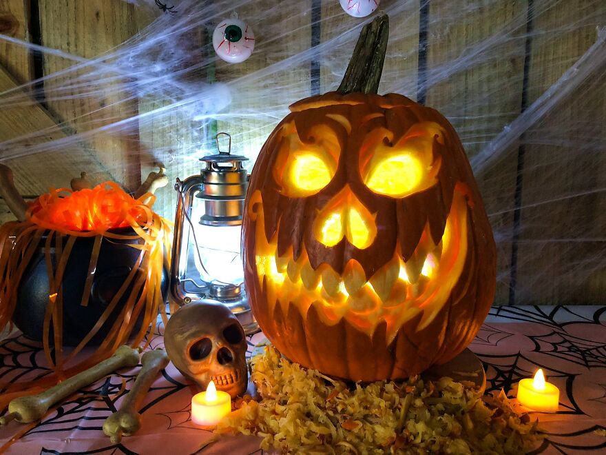 A Pumpkin For “Nisalocally” Halloween Advertising 2018