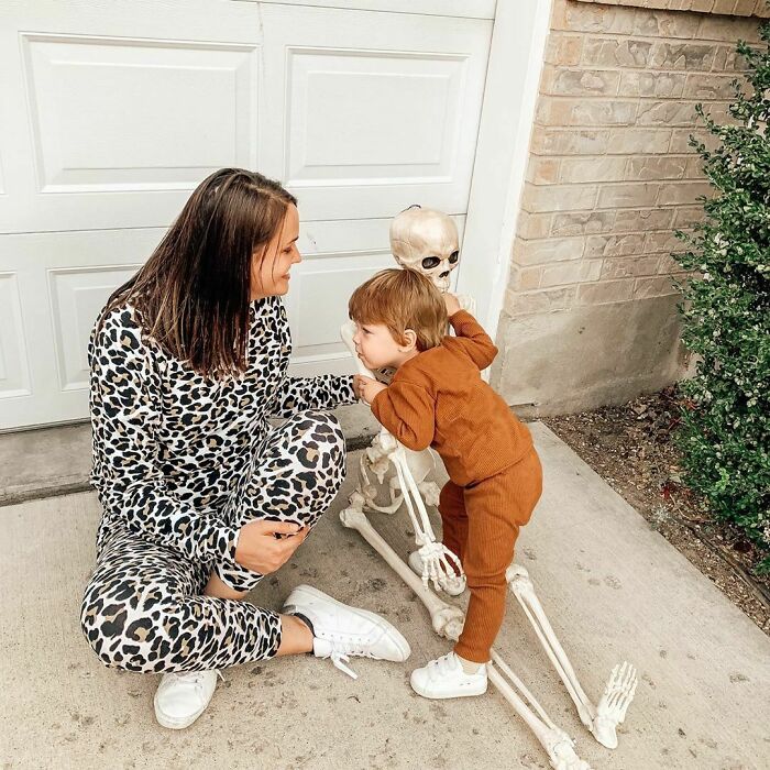 Toddler Befriends A Creepy Skeleton His Parents Got As A Halloween Decoration, Even Has It Watch Over Him As He Sleeps Toddler Befriends A Creepy Skeleton His Parents Got As A Halloween Decoration, Even Has It Watch Over Him As He Sleeps