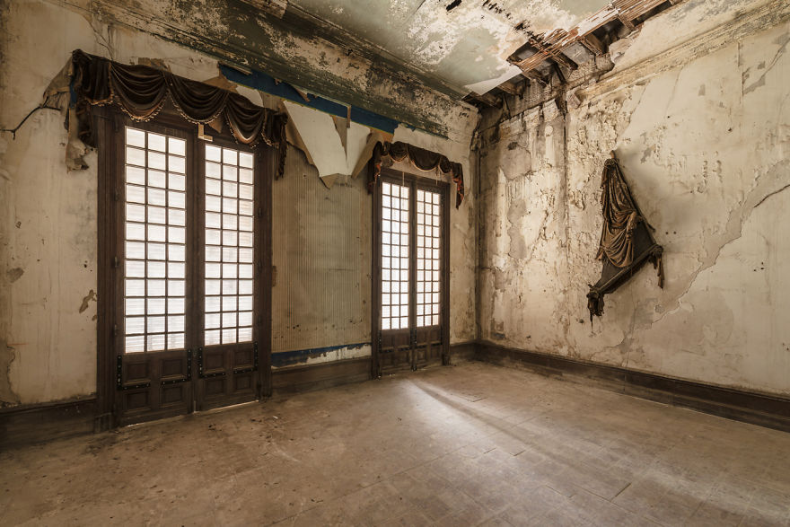 I Photographed An Abandoned Luxurious Castle That Was Built In 1901
