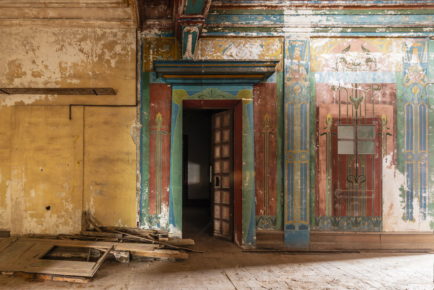 I Photographed An Abandoned Luxurious Castle That Was Built In 1901