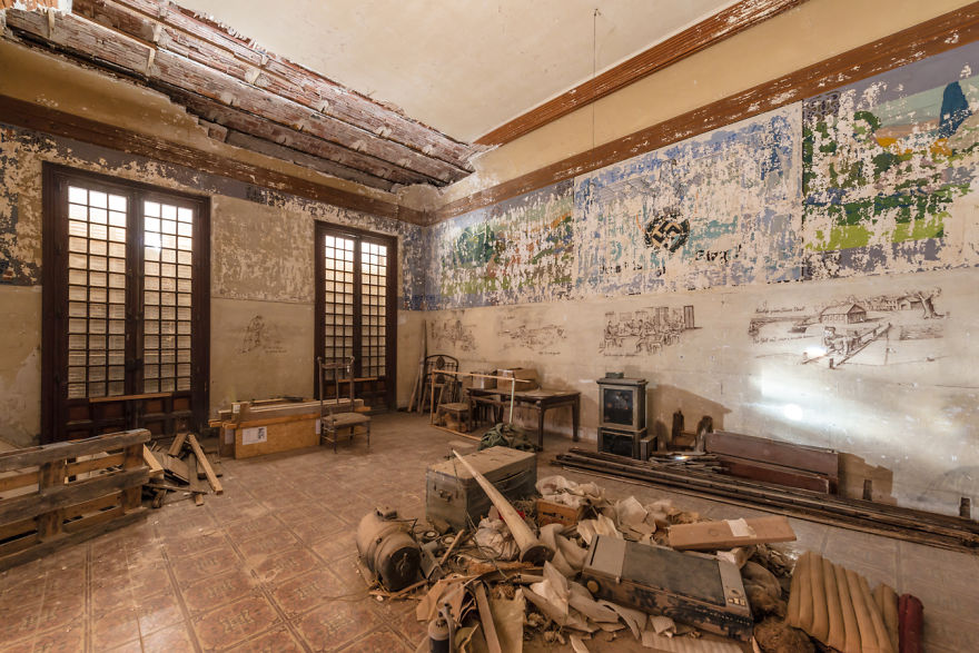 I Photographed An Abandoned Luxurious Castle That Was Built In 1901 I Photographed An Abandoned Luxurious Castle That Was Built In 1901