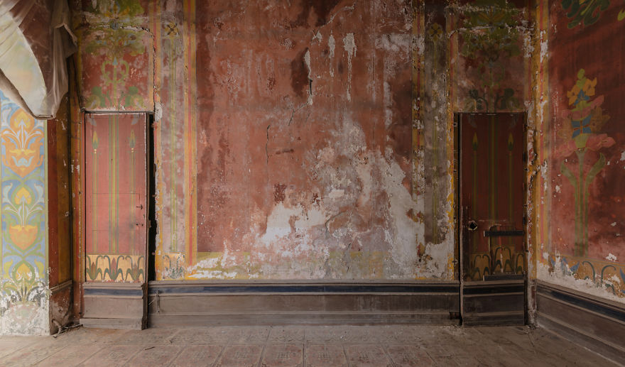 I Photographed An Abandoned Luxurious Castle That Was Built In 1901