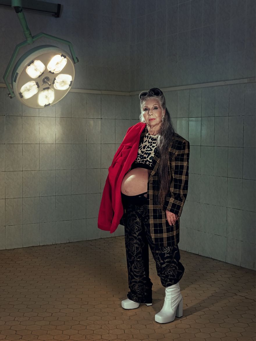 This Artist Responds To Society’s Pressure On Women To Become Mothers By A Certain Age By Showing Pregnant GRANDmothers This Artist Responds To Society’s Pressure On Women To Become Mothers By A Certain Age By Showing Pregnant GRANDmothers