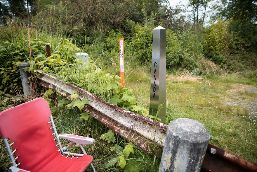 I've Photographed An Illegal Love Story At The Border Of Canada And USA