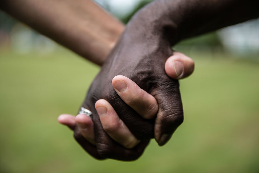 I've Photographed An Illegal Love Story At The Border Of Canada And USA
