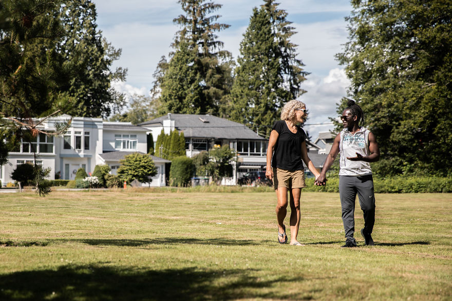 I've Photographed An Illegal Love Story At The Border Of Canada And USA