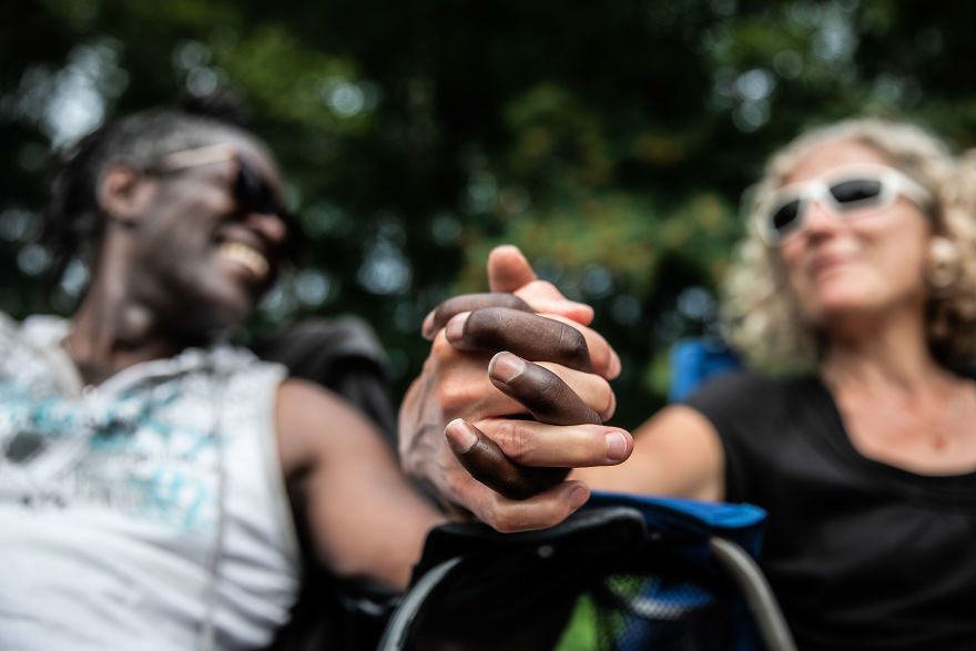 I've Photographed An Illegal Love Story At The Border Of Canada And USA