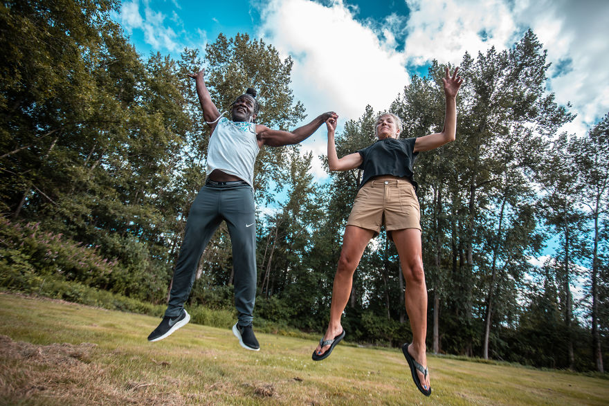 I've Photographed An Illegal Love Story At The Border Of Canada And USA
