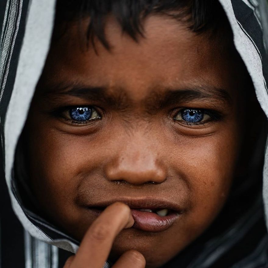 Photographer Discovers Members Of An Indonesian Tribe Who Have The Bluest Eyes Ever Seen