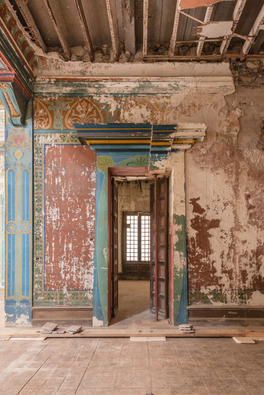 I Photographed An Abandoned Luxurious Castle That Was Built In 1901