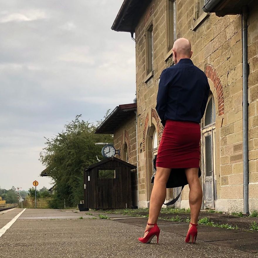 This Man In A Skirt And Heels Is Breaking Taboos, Questioning Standards, And Reinforcing That Clothes Have No Gender
