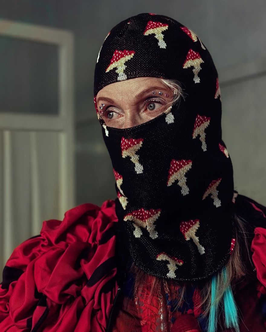 This Artist Responds To Society’s Pressure On Women To Become Mothers By A Certain Age By Showing Pregnant GRANDmothers This Artist Responds To Society’s Pressure On Women To Become Mothers By A Certain Age By Showing Pregnant GRANDmothers