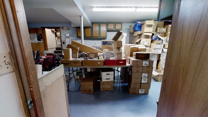 House For Sale Goes Viral Because The More You Look, The Crazier It Gets (28 Pics)