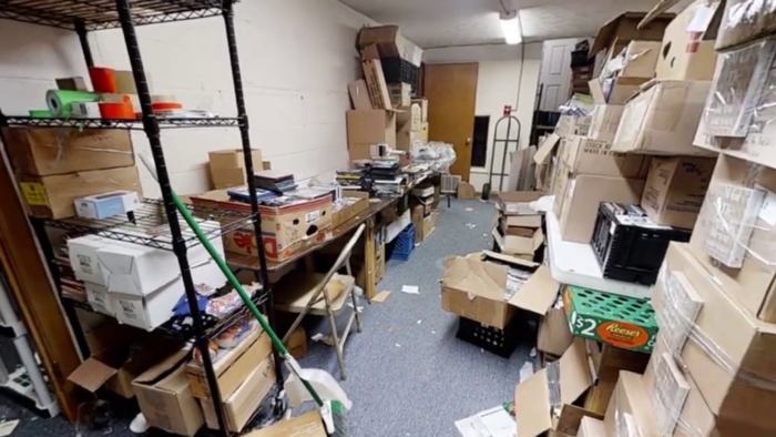 House For Sale Goes Viral Because The More You Look, The Crazier It Gets (28 Pics)