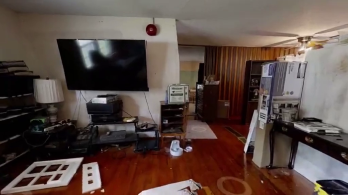 House For Sale Goes Viral Because The More You Look, The Crazier It Gets (28 Pics) House For Sale Goes Viral Because The More You Look, The Crazier It Gets (28 Pics)