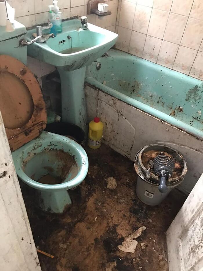 '50 Hour Clean': Cleaning Service Shares Before & After Pics Of An Elderly Widower's Place That Looked Like Hell But Not Anymore '50 Hour Clean': Cleaning Service Shares Before & After Pics Of An Elderly Widower's Place That Looked Like Hell But Not Anymore