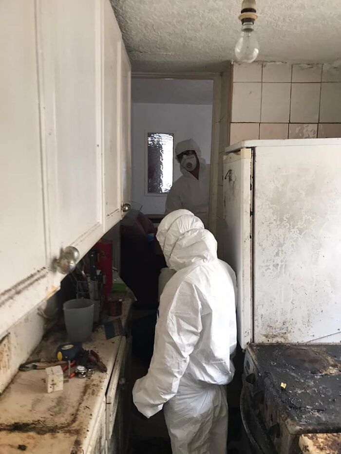 '50 Hour Clean': Cleaning Service Shares Before & After Pics Of An Elderly Widower's Place That Looked Like Hell But Not Anymore '50 Hour Clean': Cleaning Service Shares Before & After Pics Of An Elderly Widower's Place That Looked Like Hell But Not Anymore