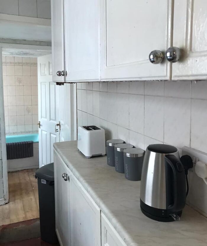 '50 Hour Clean': Cleaning Service Shares Before & After Pics Of An Elderly Widower's Place That Looked Like Hell But Not Anymore '50 Hour Clean': Cleaning Service Shares Before & After Pics Of An Elderly Widower's Place That Looked Like Hell But Not Anymore