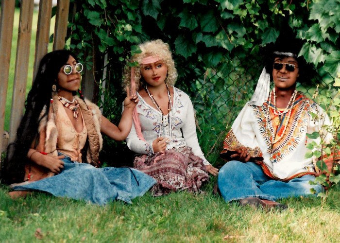 I Create Hyper-Realistic, Life-Sized Articulated People To Keep Me Company In The “Middle Of Nowhere”