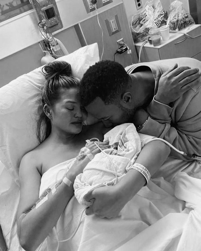 Chrissy Teigen Suffers A Miscarriage, People Support Her And Say She Helped Other Mothers Feel Less Alone Chrissy Teigen Suffers A Miscarriage, People Support Her And Say She Helped Other Mothers Feel Less Alone