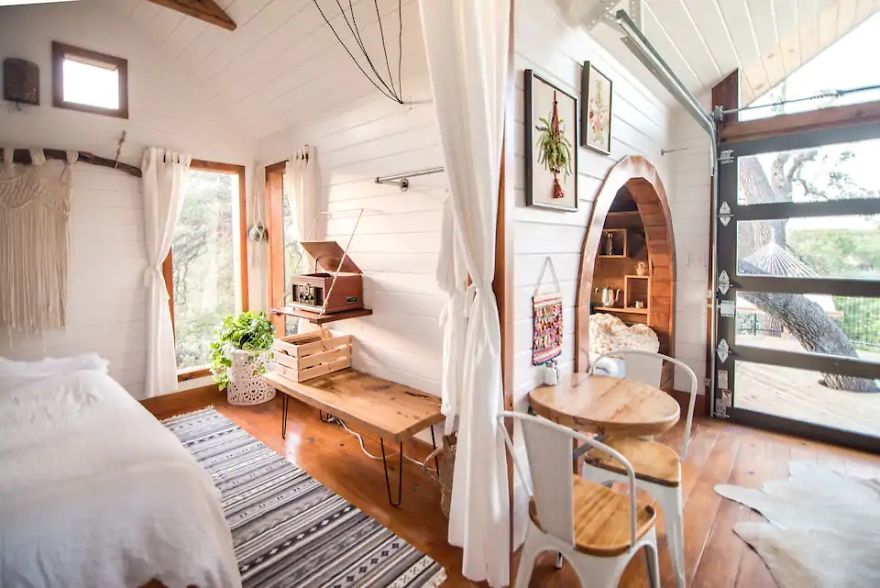 Gorgeous Tiny Treehouse For A Romantic Night.