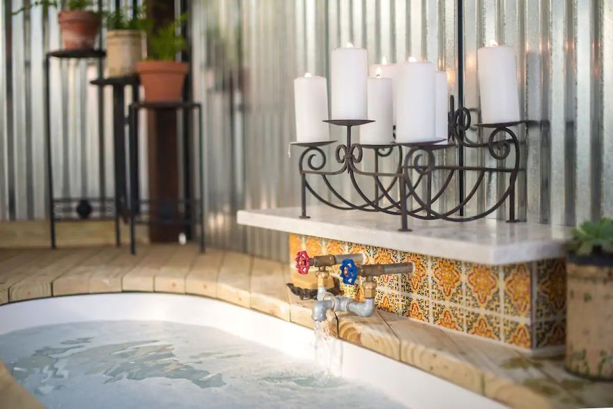 Gorgeous Tiny Treehouse For A Romantic Night. Gorgeous Tiny Treehouse For A Romantic Night.