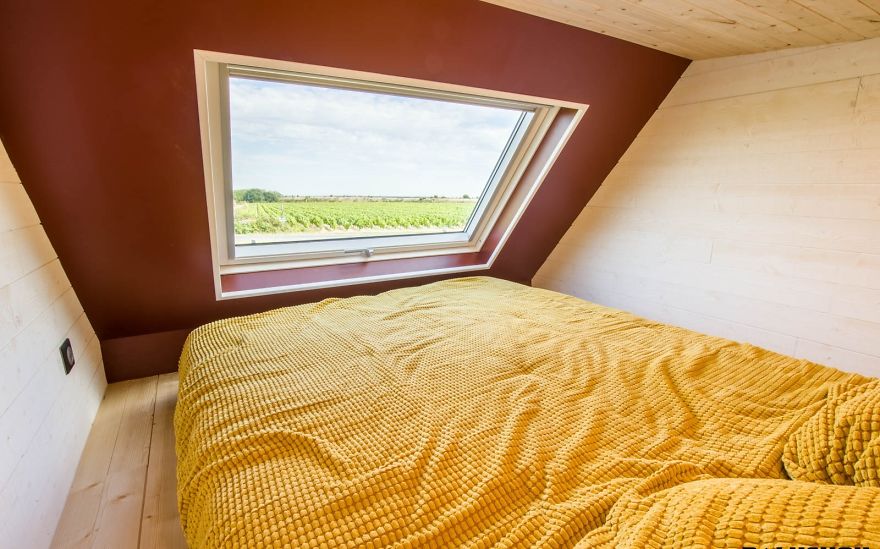 Beautiful Tiny House With Contemporary Architecture And Skylight Room.